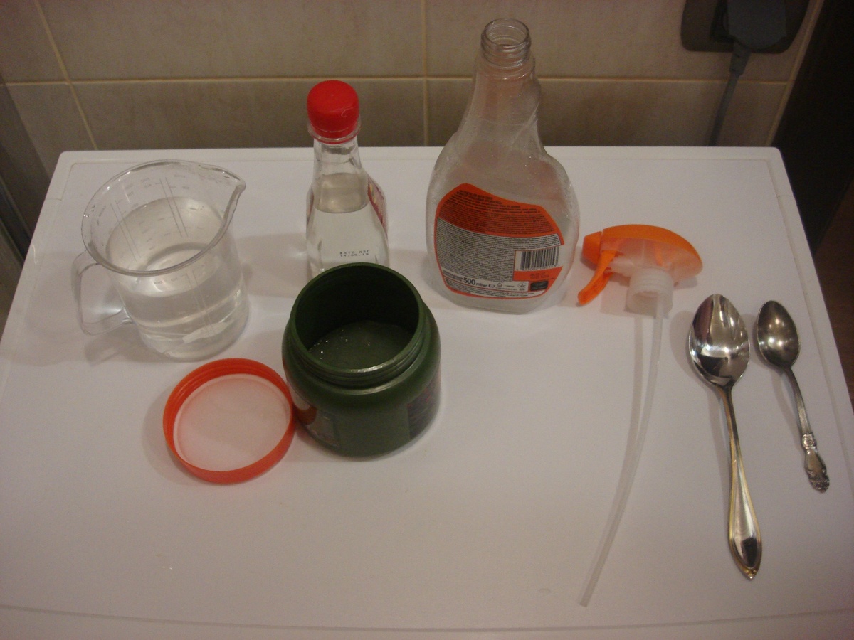 Фото сделано автором (бальзам для волос, уксус, вода)