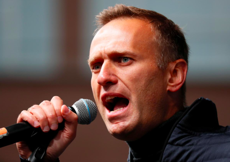 Российский оппозиционер Алексей Навальный выступает с речью во время митинга с требованием освободить заключенных, которые были задержаны во время оппозиционных демонстраций за честные выборы, в Москве.