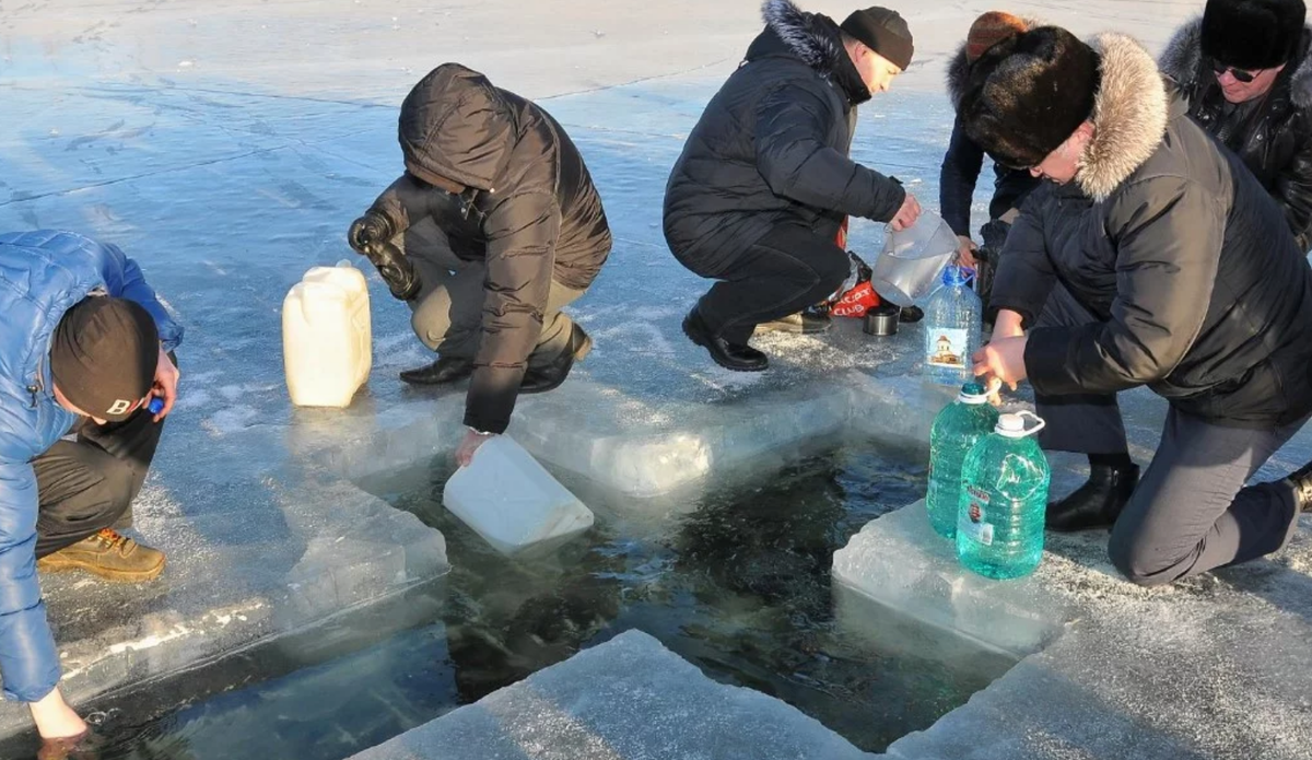 Что делать со старой освященной водой: в церкви дали ответ