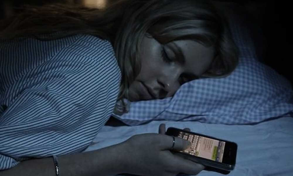 Нельзя спать вечером. Уснул с телефоном. Уснул с телефоном в руках.
