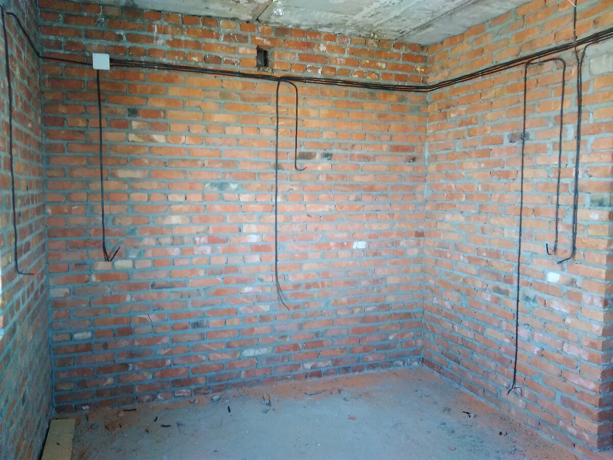Электрика в частном доме. Прокладка электропроводки в частном доме. Проводка в кирпичном доме. Электропроводка по кирпичным стенам. Проводка в кирпичном доме.