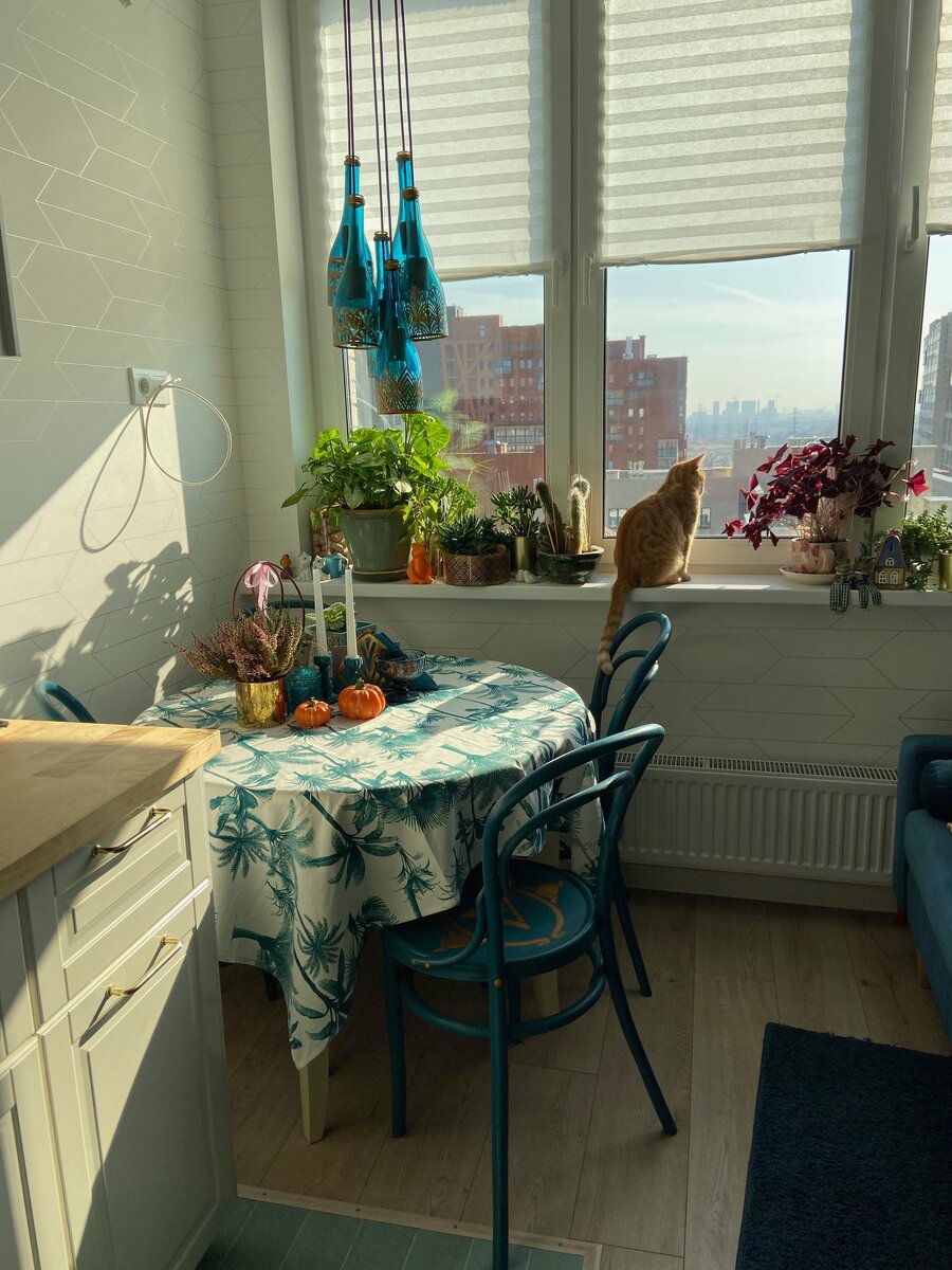 Стол и стулья есть, а вот телевизора еще нет!