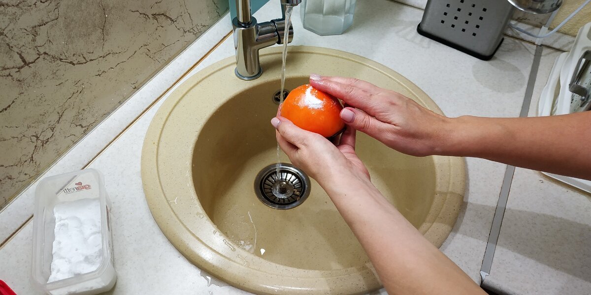 Хурму просто посыпаю содой и промываю под водой