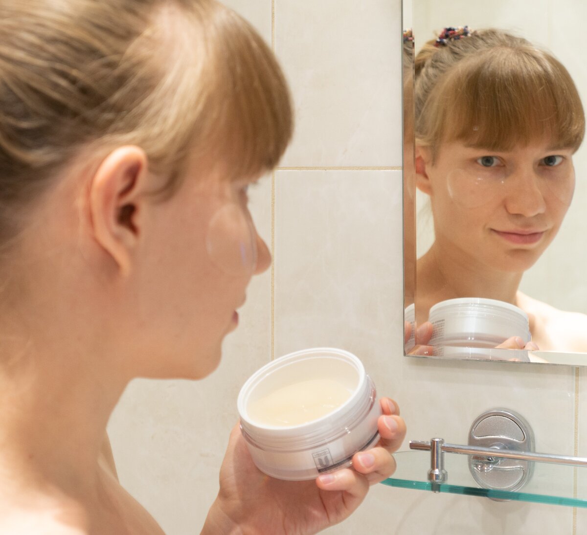 Клею патчи под глаза