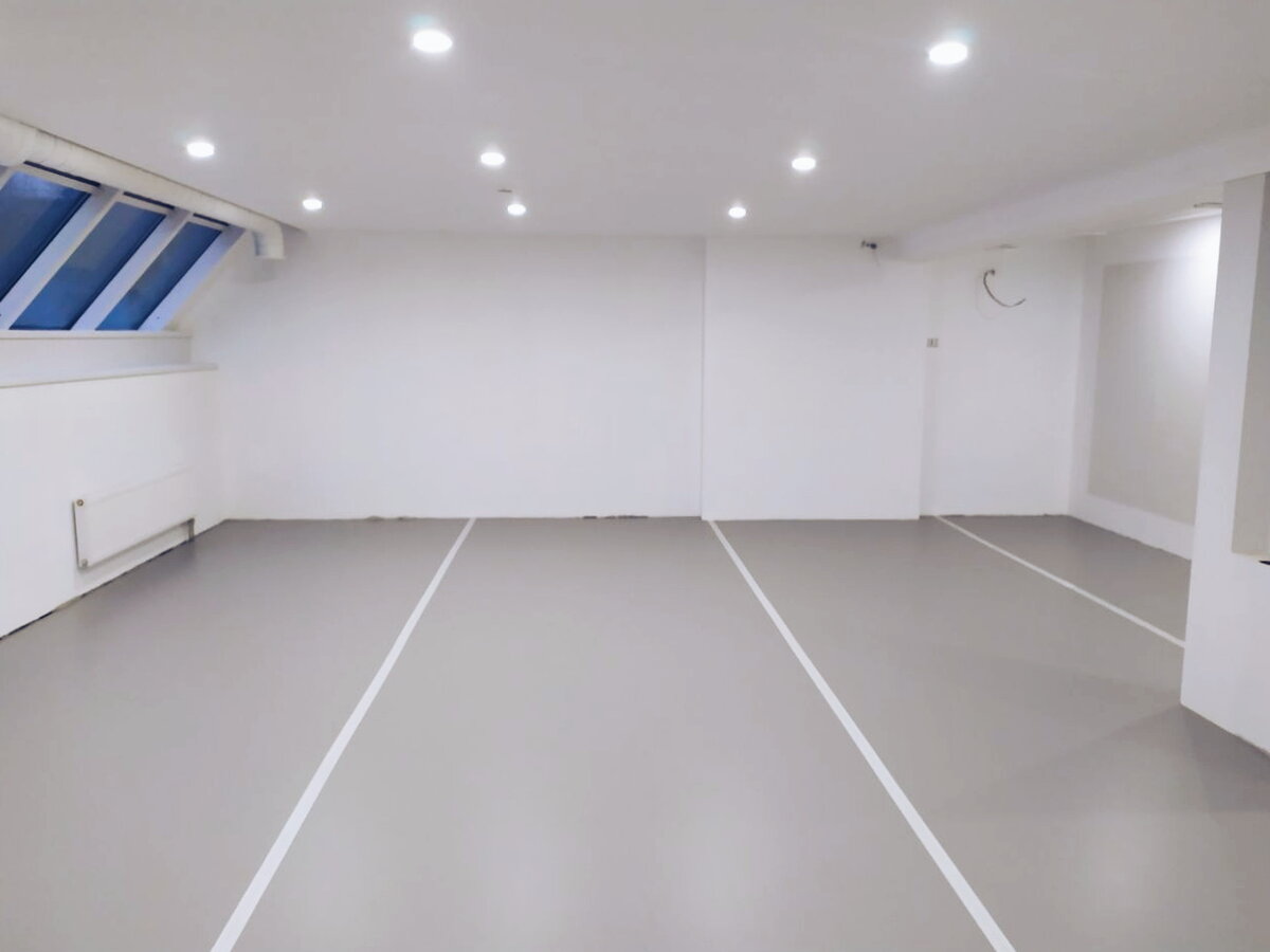 О том,как монтажники "Пол и Холл" работали над укладкой сценического линолеума