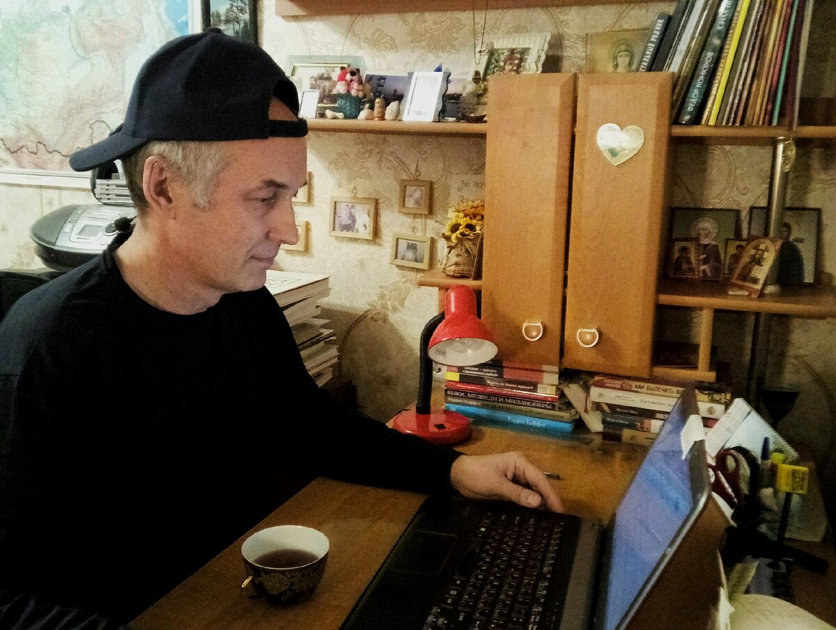 Автор за работой.  Ни минуты покоя :)