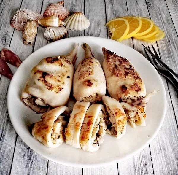 ИЗОБРАЖЕНИЕ ВЗЯТО ИЗ ОТКРЫТЫХ ИСТОЧНИКОВ Действительно, рецепты из кальмаров позволяют приготовить очень вкусные блюда. Однако не стоит ждать какого-то праздника, чтобы приготовить блюда с кальмарами. ... Один из самых простых способов приготовления кальмаров 