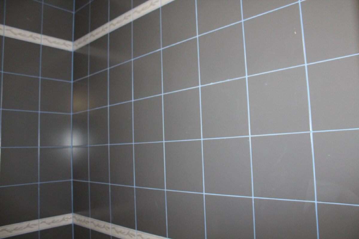 Белая плитка с красной затиркой. Плитка елочкой в ванной на стене. Контрастная затирка для плитки. Белая плитка с бежевой затиркой. Темная затирка на светлой плитке.