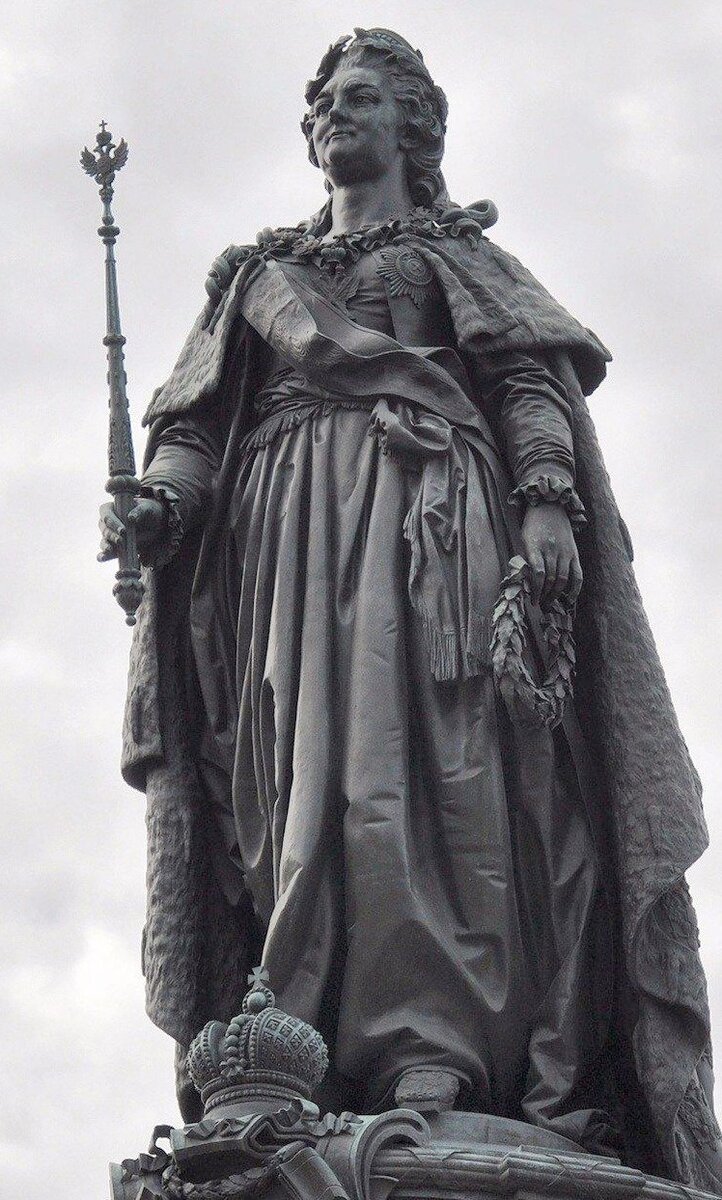 Императрица Екатерина Великая 
Скульптор М. Чижов 
(фото О. Феофанова)