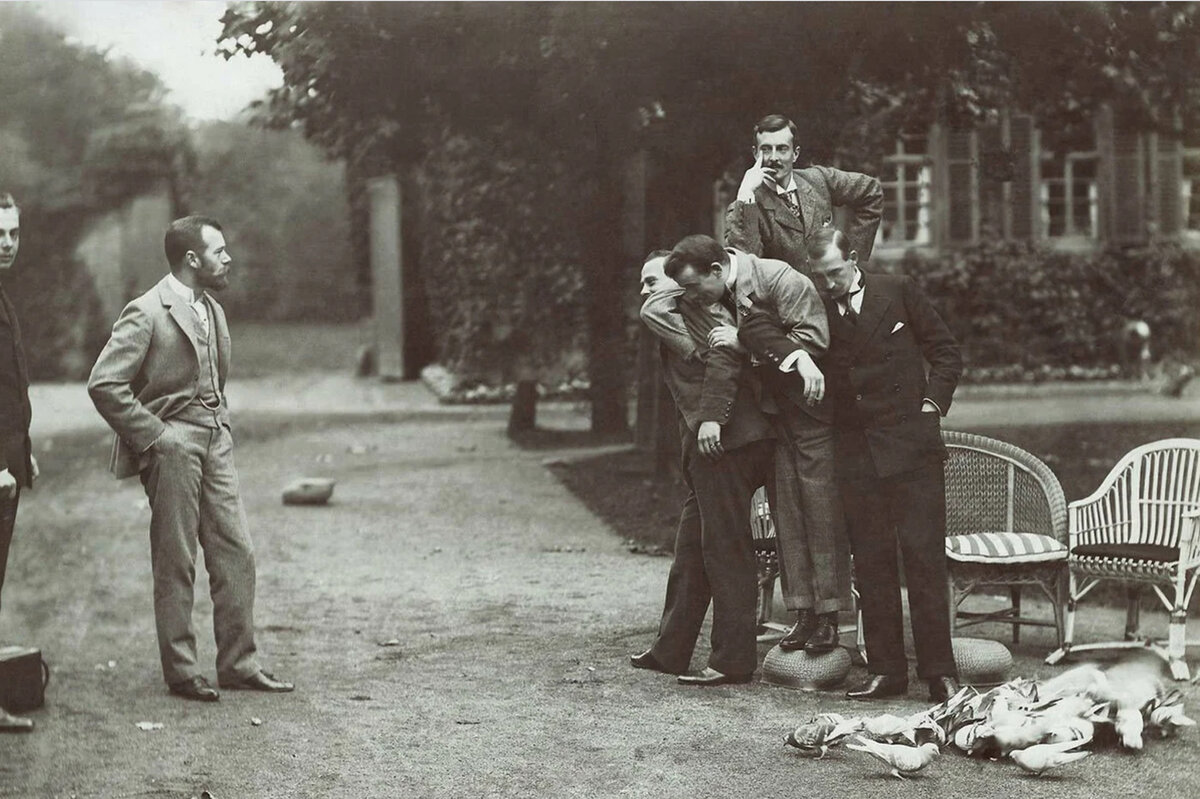 Элегантно одетый Николай II слева