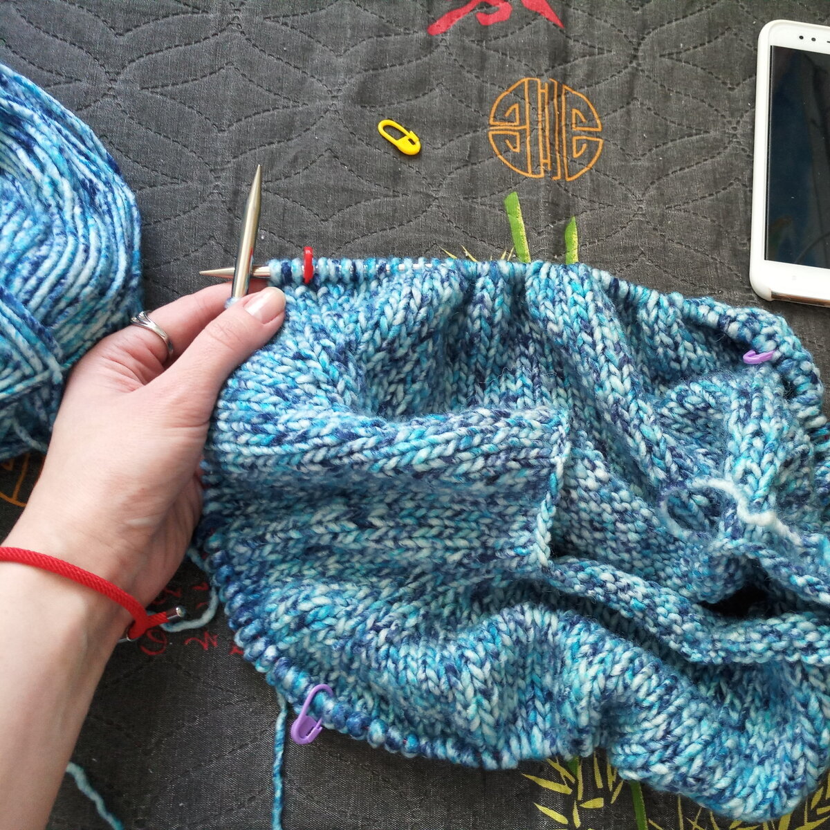 Процесс вязания, видите вблизи какая пряжа?! Листайте дальше