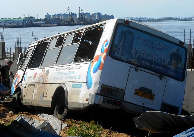 Авария на маршруте Т-47, 18 мая 2013 г. Перевозчик официально заявил, что «такого автобуса на линии не могло быть, это нелегал», хотя автобус работал на маршруте больше года до этого события. Источник: progorodnn.ru