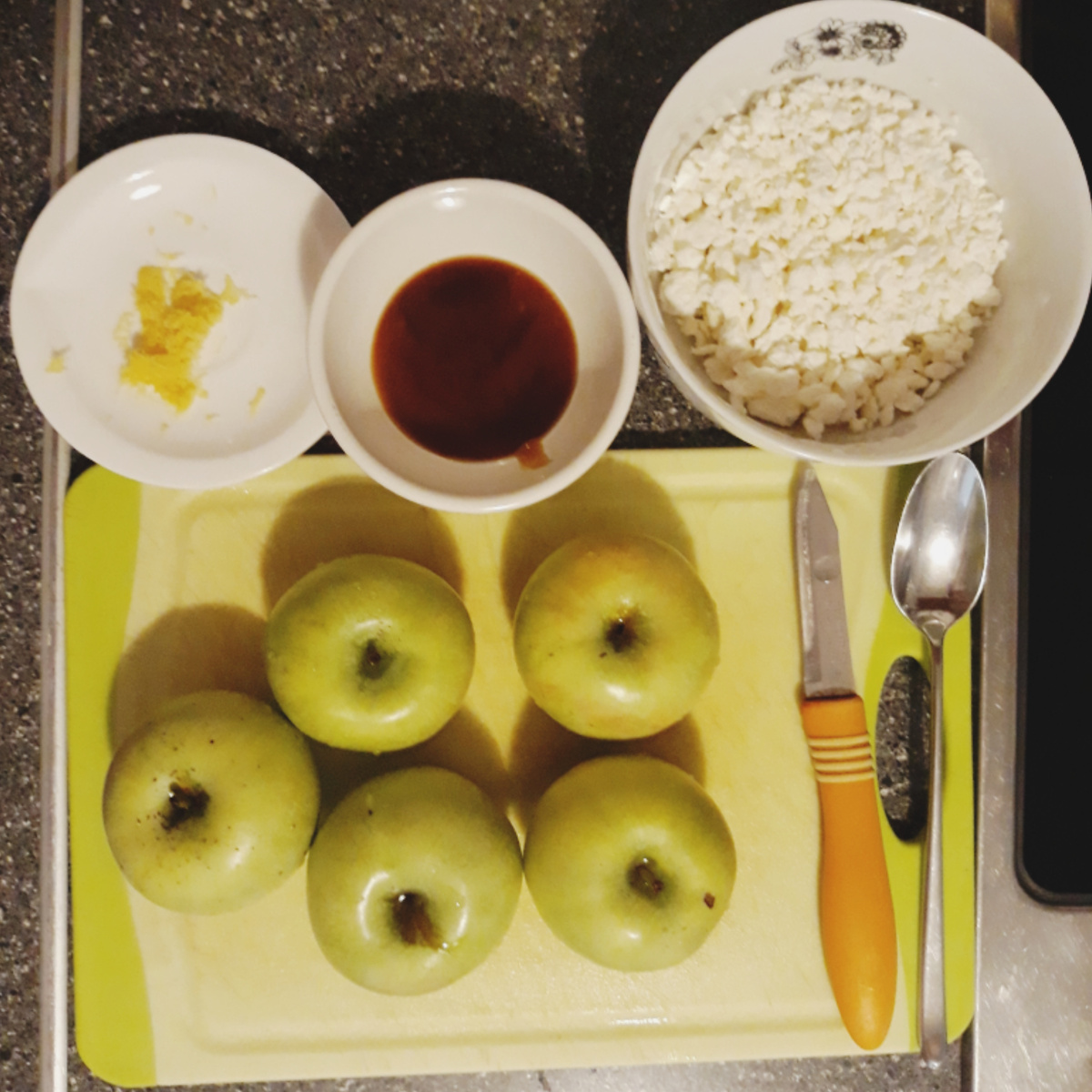 Зелёные яблоки, обезжиренный творог, цедра лимона, мёд 