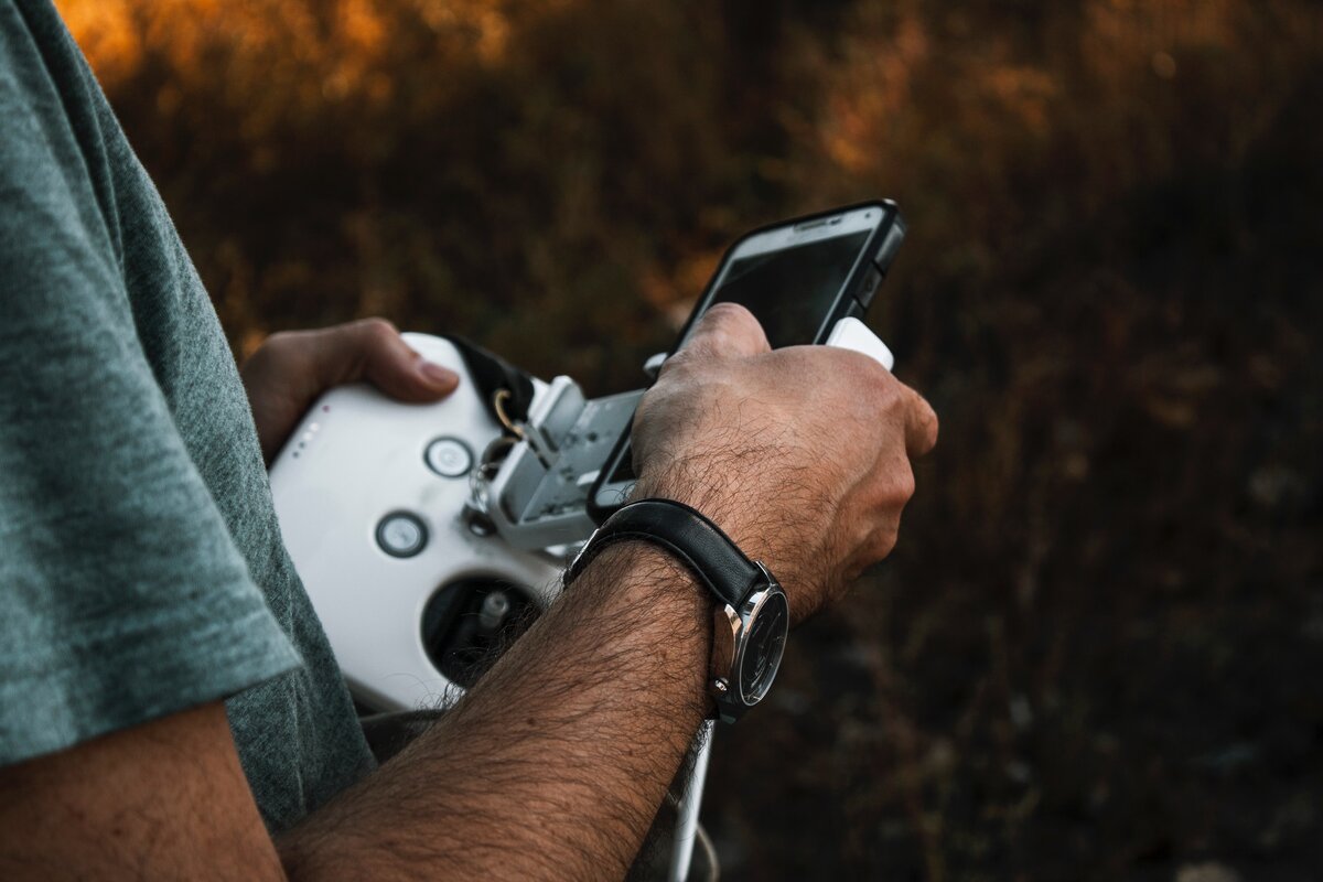 Чувак запускает 4 фантом 