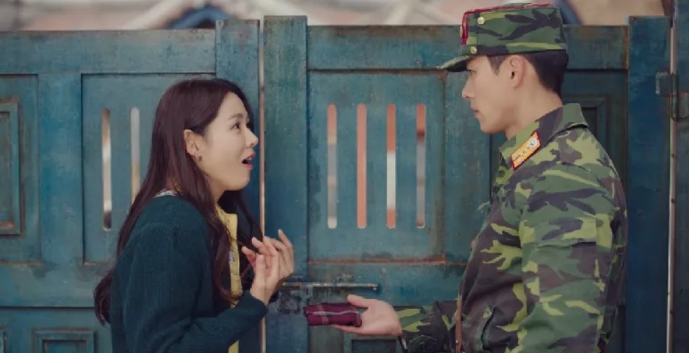 Да! Всего-то носовой платок, чтобы завязать ей волосы (кадр из дорамы "Аварийная посадка любви")