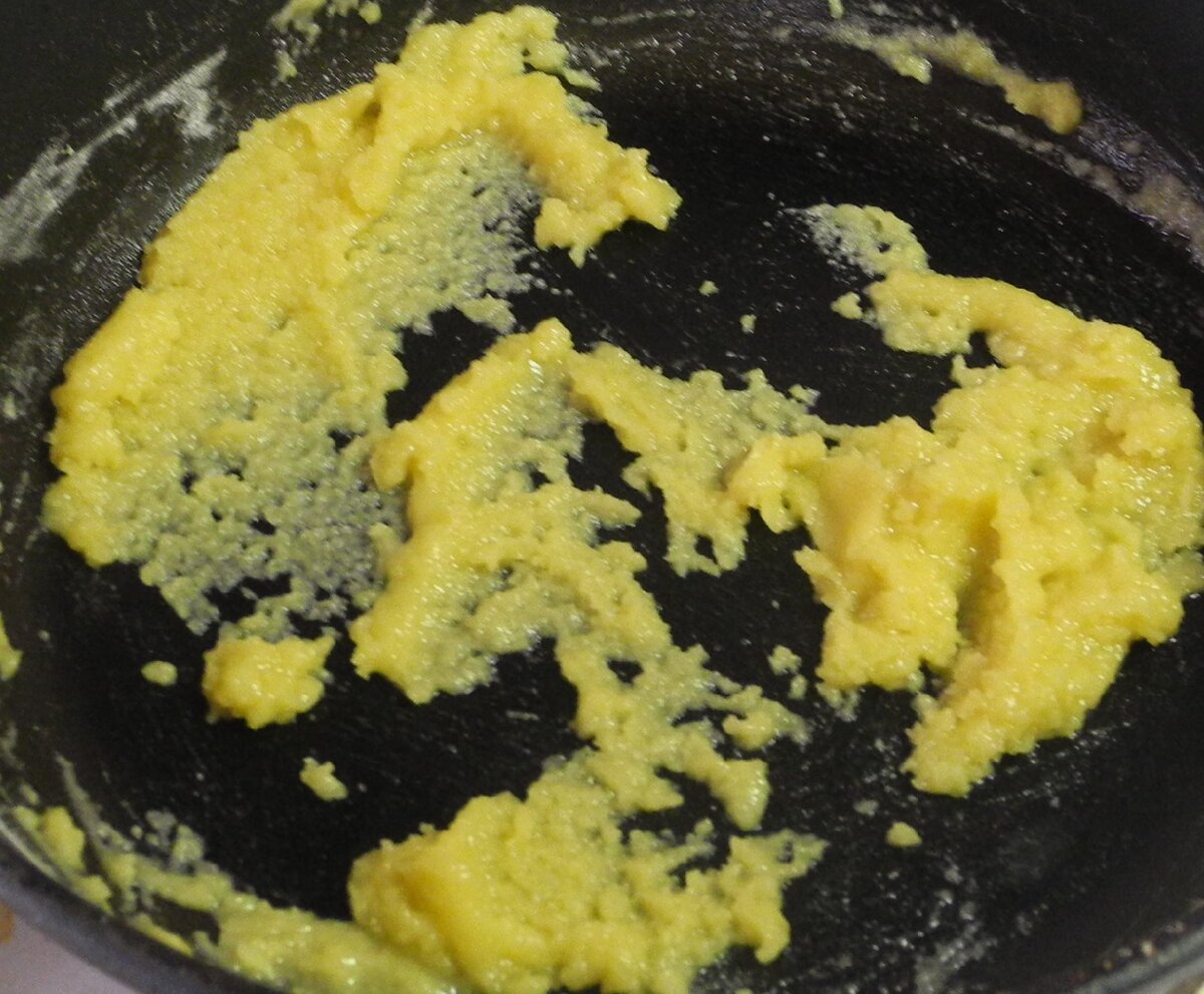 пассеруют муку на сливочном масле. обжаривание муки. пассерование муки. мучная жировая пассеровка. белая мучная пассеровка.