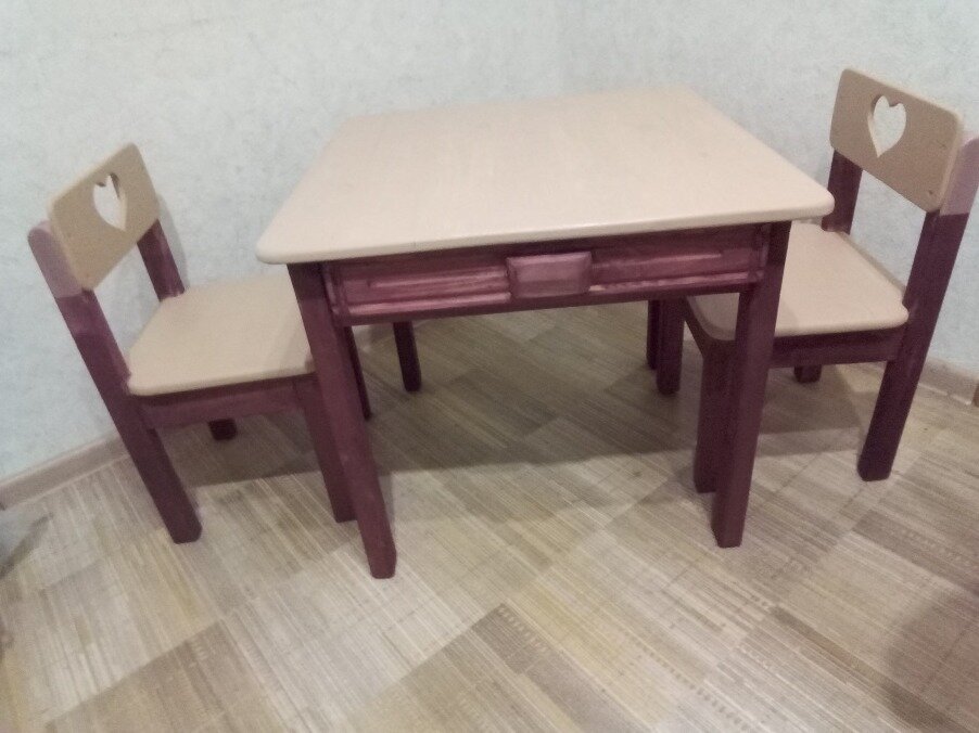 Столик детский со стульчиками. для детишек 3-4 лет. 2020 год