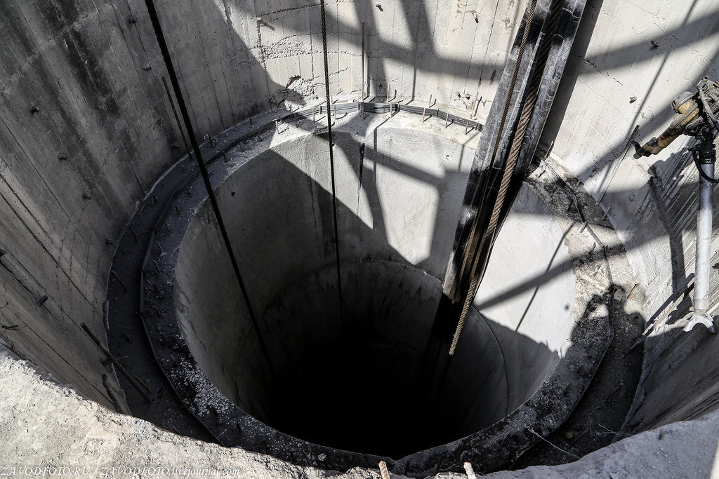 У входа в вертикальную шахту глубиной. Зарамагская ГЭС-1. Зарамагская ГЭС деривационный тоннель. Шахтный ствол. Прокладка кабеля в шахте.