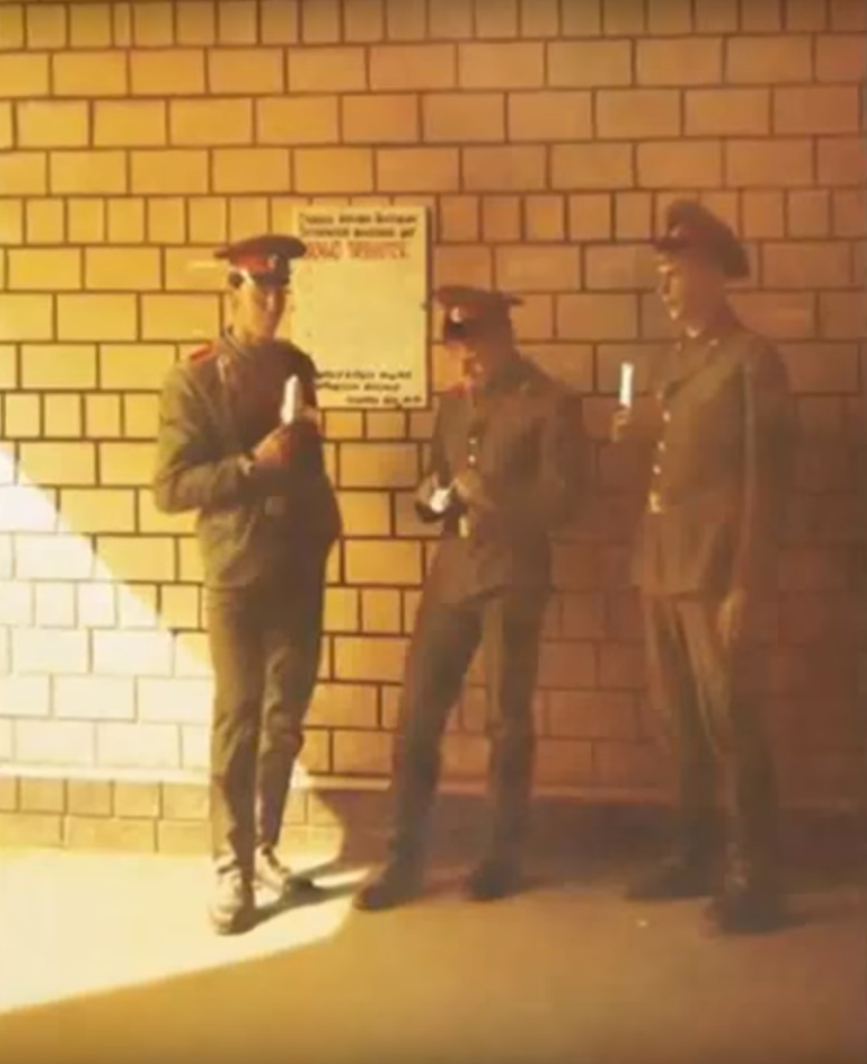 "Солдаты"  из серии "Вокзалы" 1989 г. художник Семён Файбисович