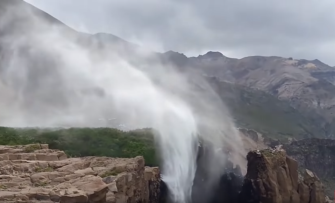 Гравитационный водопад. Водопад Вайпугия, Гавайи. Водопад наоборот Гавайи. Водопад который течет вверх. Водопад текущий вверх.