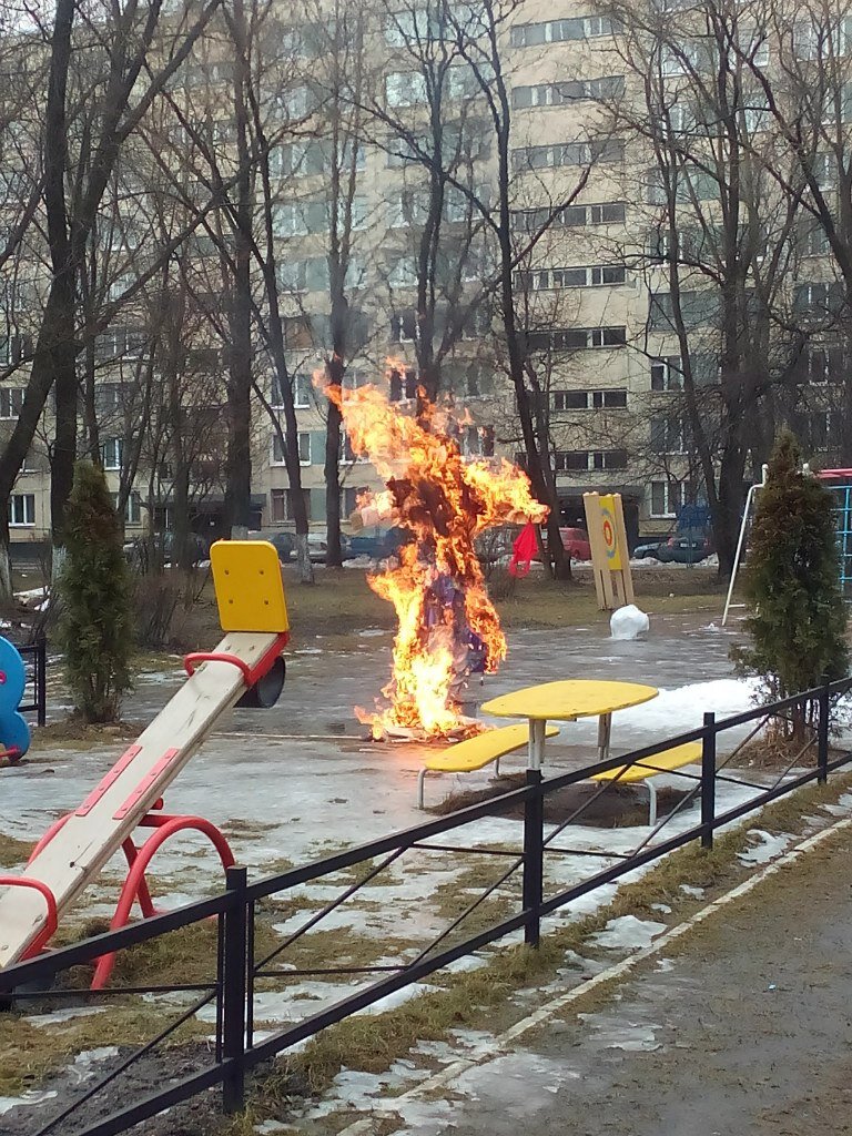 В садике сыну, несмотря ни на что, нравилось. Сожжение чучела Масленицы было одним из первых ярких воспоминаний