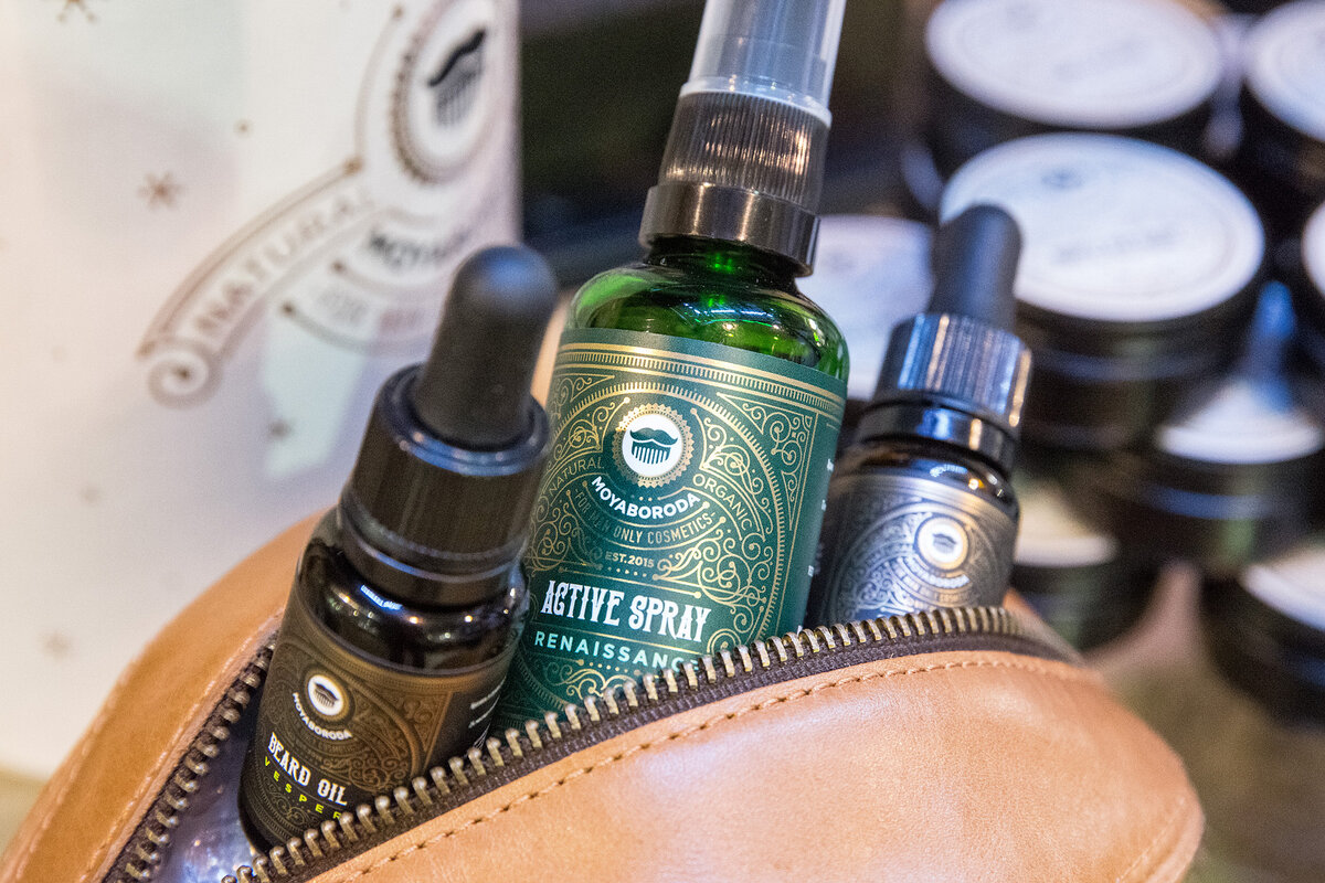 В центре активатор роста бороды и волос нового поколения "RENAISSANCE"