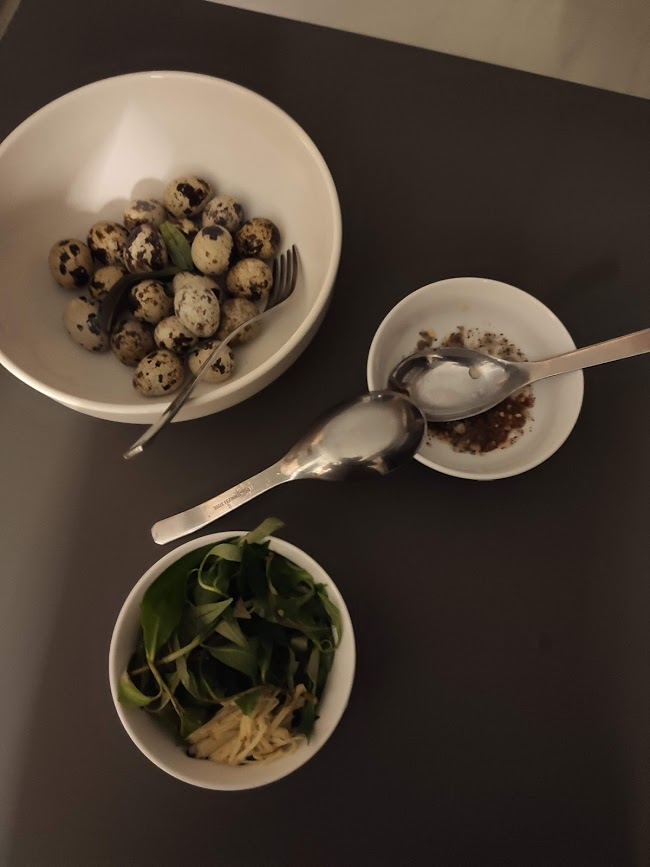 Чтобы приготовить это блюдо правильно, нужны не только яйца.