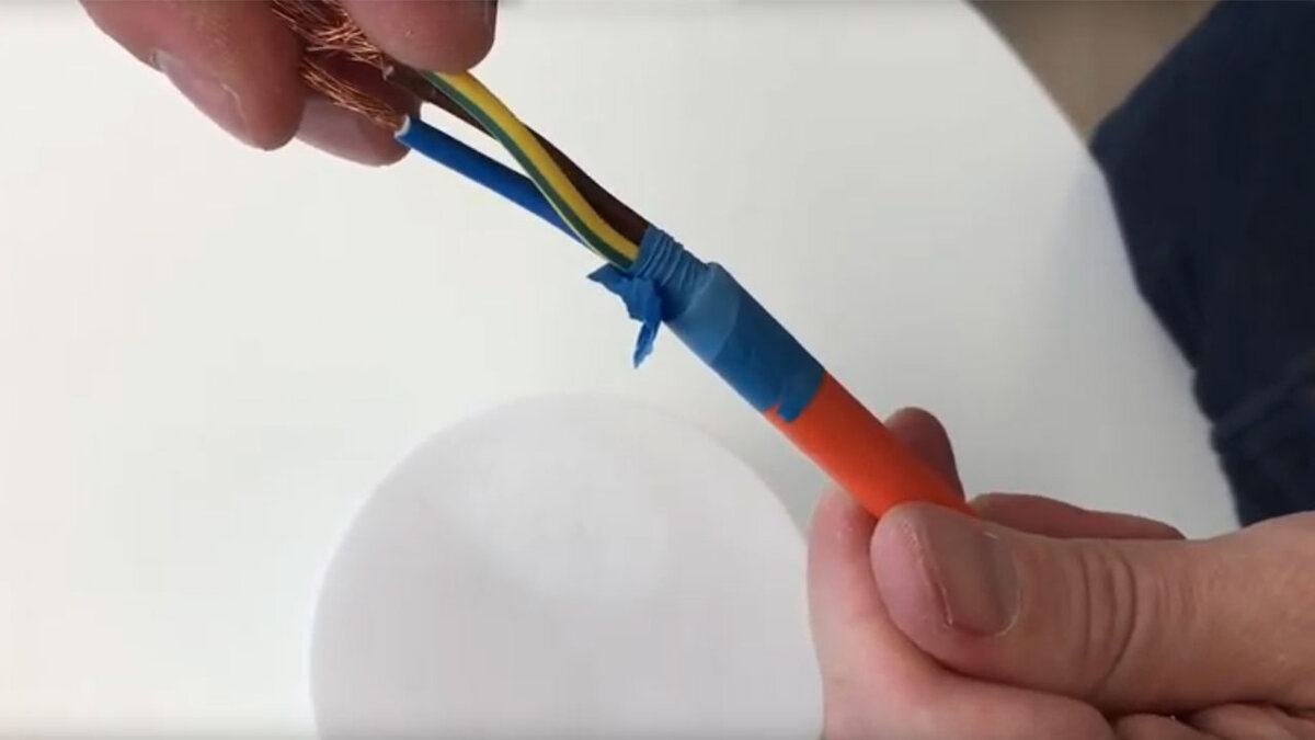 Изолента отклеивается при механическом воздействии