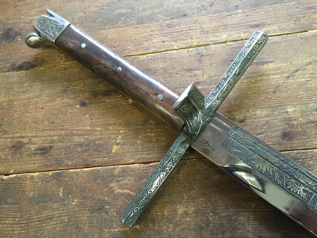 Мессер. В данном случае навершие есть.