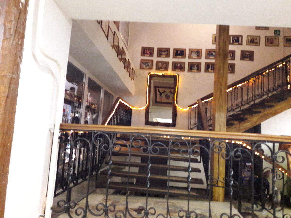 На лестнице фотографии   именитых гостей отеля