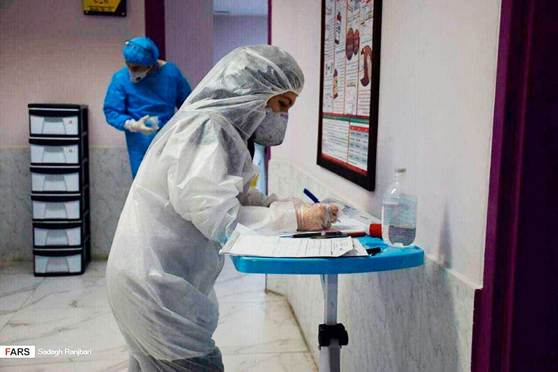  
На фото отважные иранские медики из медучреждения Имам Реза в Тебризе. Врачи работают днем и ночью