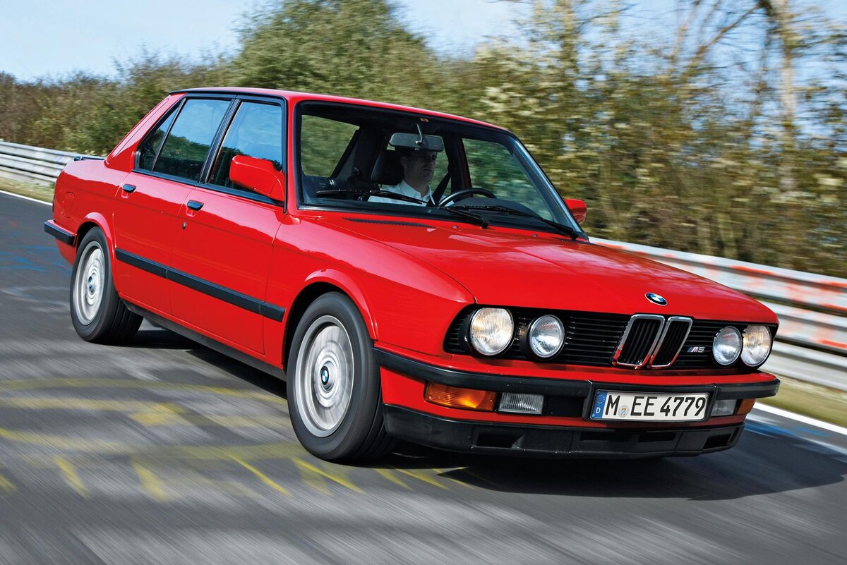 Характерно, но не удивительно: в этом рассказе не обойтись без BMW M5 поколения E28, самой первой «эмки»