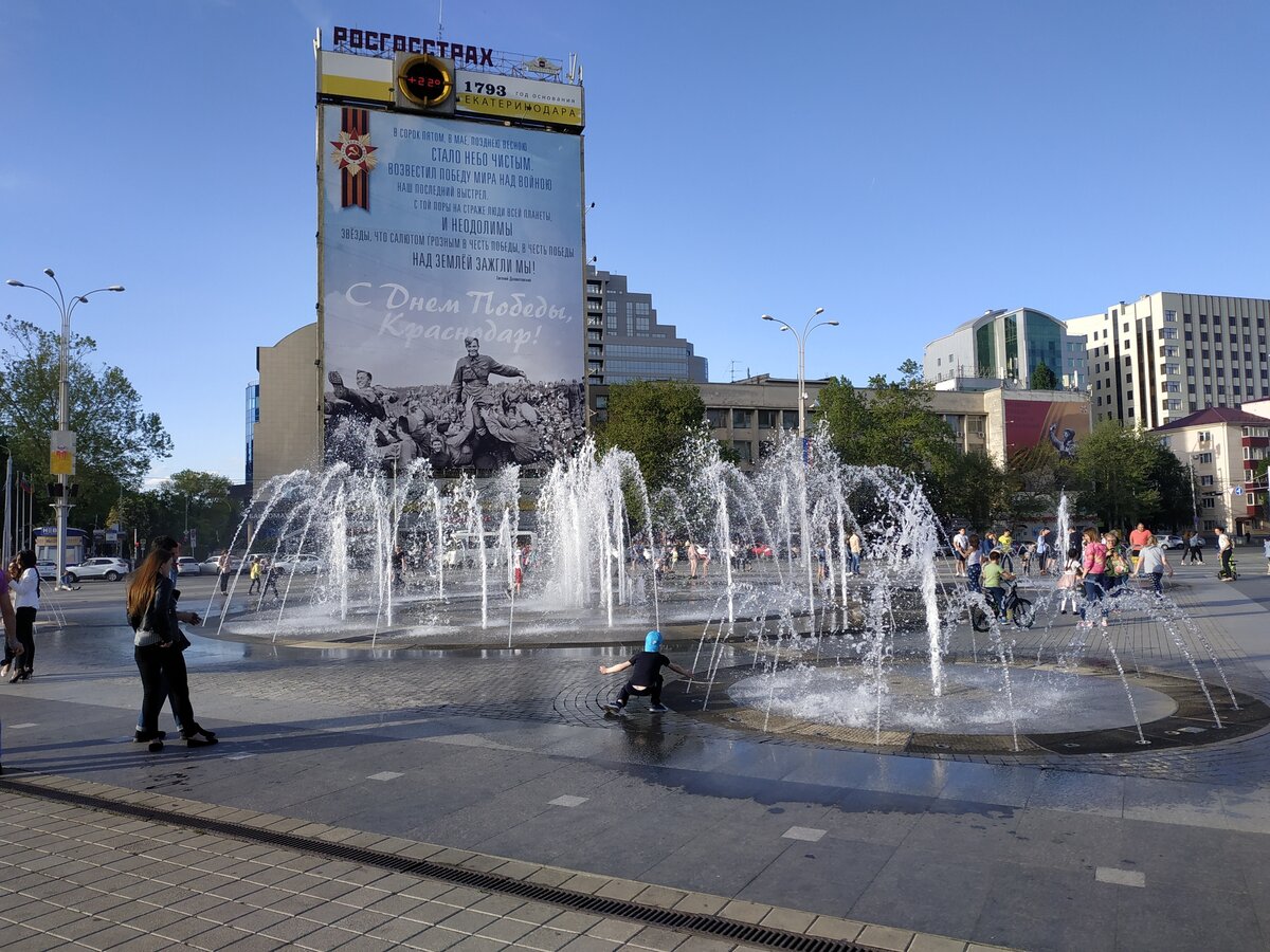 Театральная площадь около здания театра