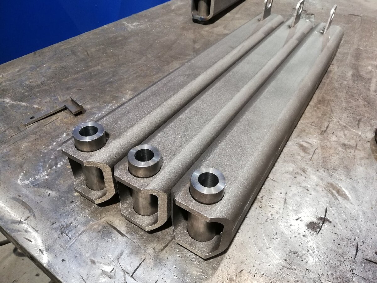 Детали для Scania, которые я подготовил для сварки. Толстостенная профильная труба со втулками.