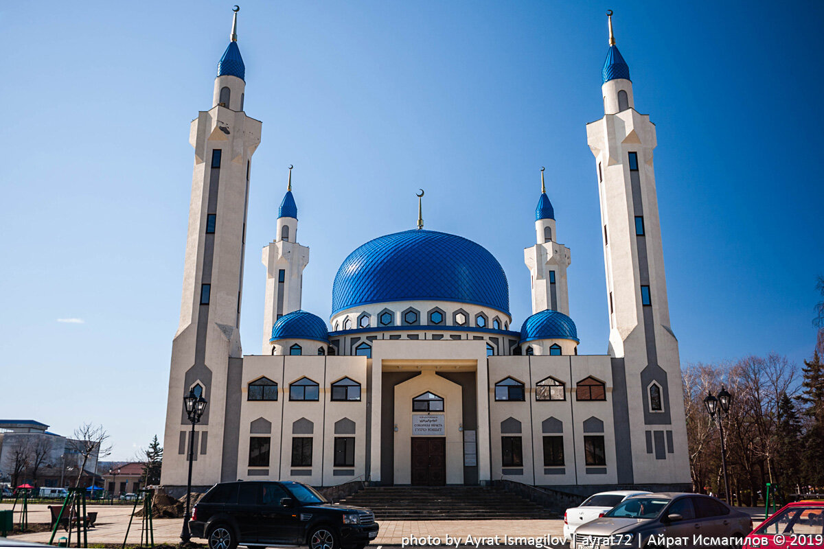 Мечети в краснодарском крае. Мечеть города Майкопа. Соборная мечеть города Майкоп. Джума мечеть Майкоп. Адыгея достопримечательности мечеть Майкопа внутри.