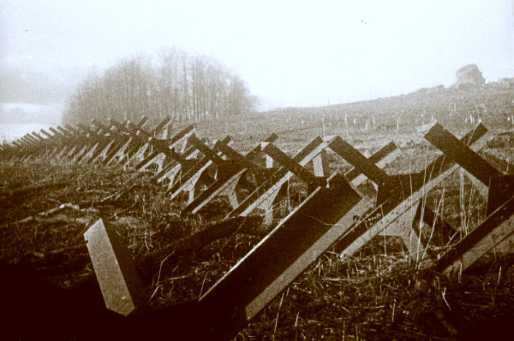 Военные укрепления на границе Восточной Пруссии. 1945 г. Автор: Николай Максимов. Фотография использована в качестве иллюстрации.