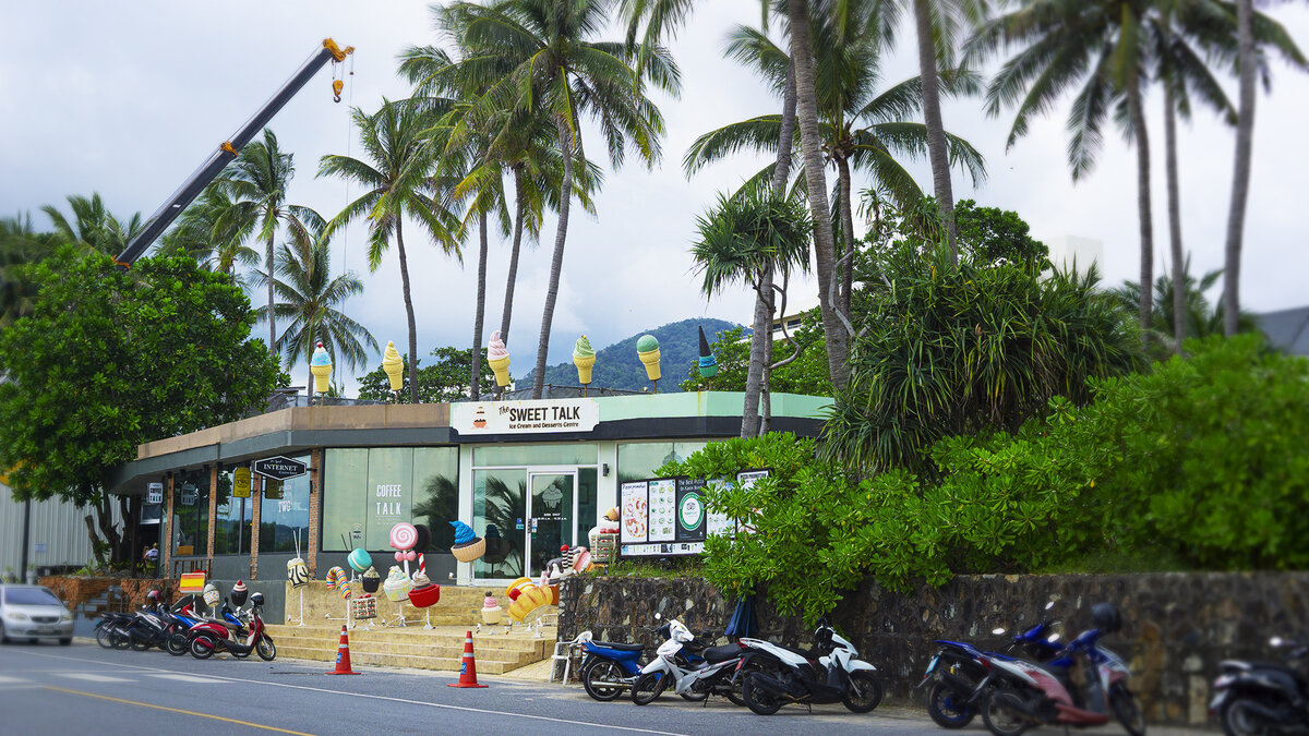 В одном кафе два разных зала. Один с кофе, напитками и едой . Второй с мороженым и сладостями.