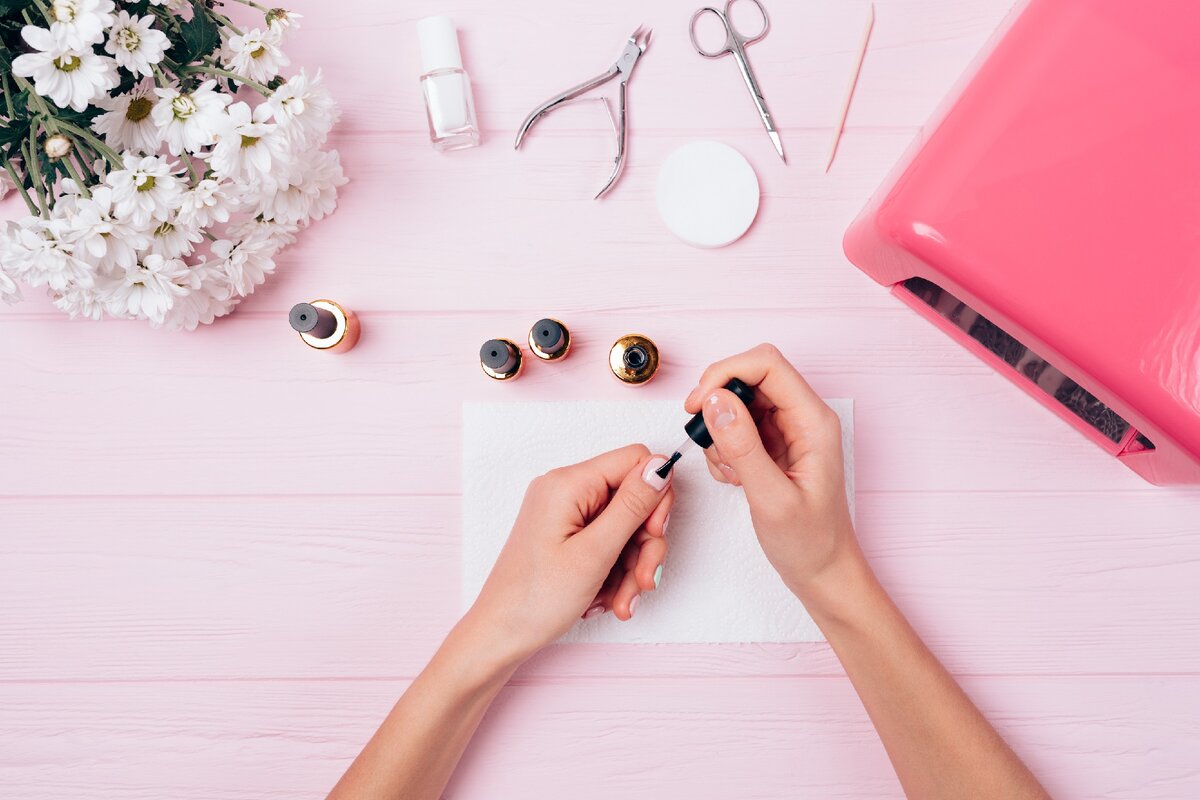 девушки красящие стены. девушка делает ремонт в квартире. окрашивание кухонных фасадов своими руками. шпаклевка стены девушки в квартире. ремонт руками женщины.