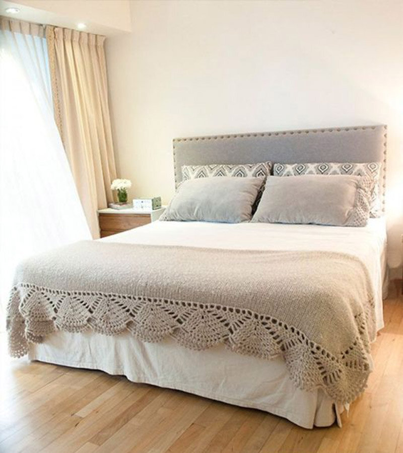 Интерьер небольшой спальной комнаты.