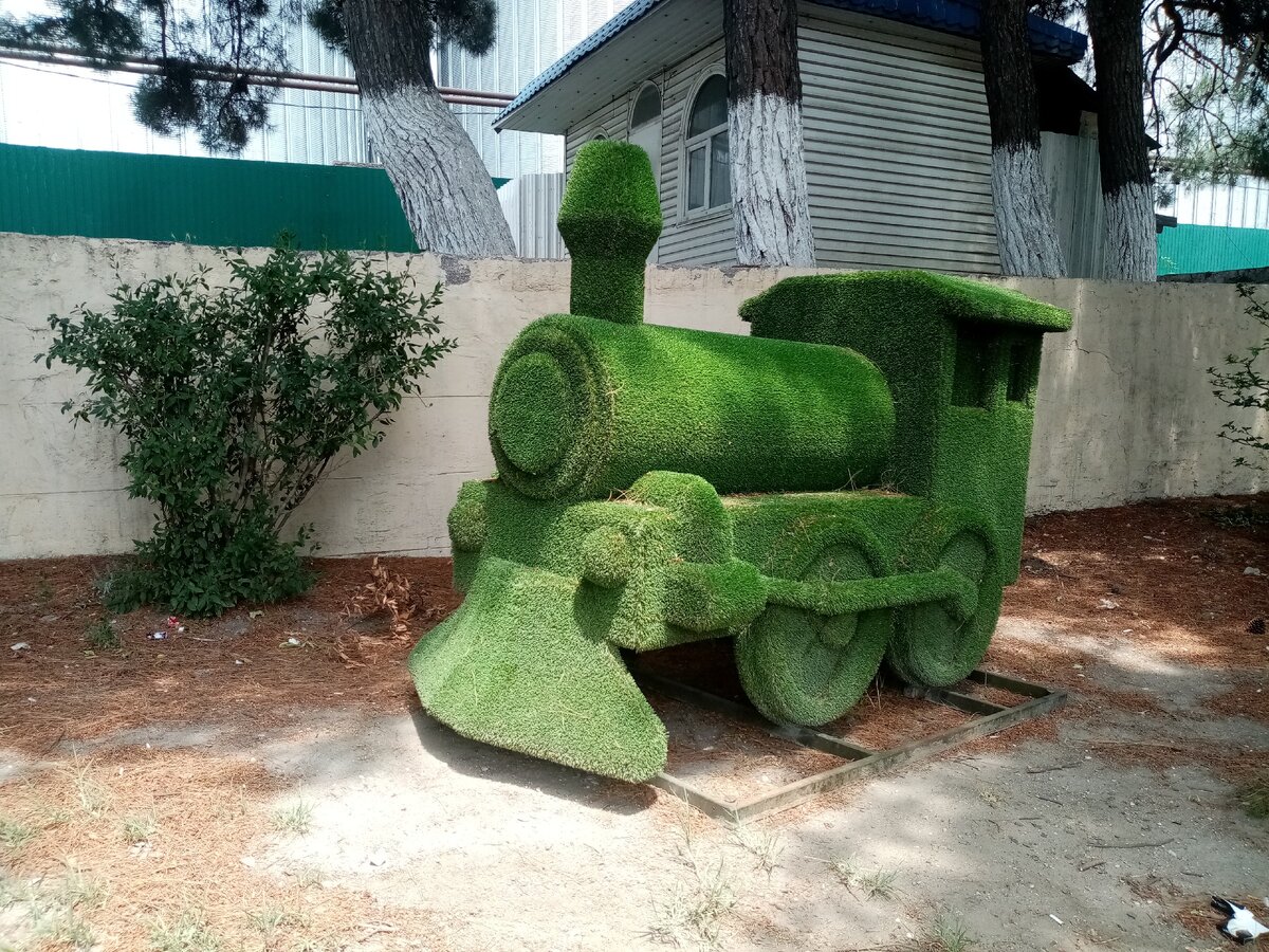 паровозик напротив ж/д вокзала 