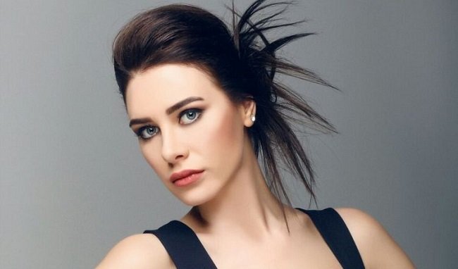 Учительница Зехры Мелек, которая ее оберегает как родную дочь))) 