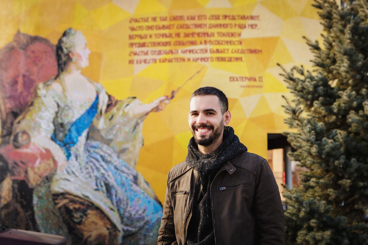 Антон Тимченко на фоне своей работы "Екатерина Великая".