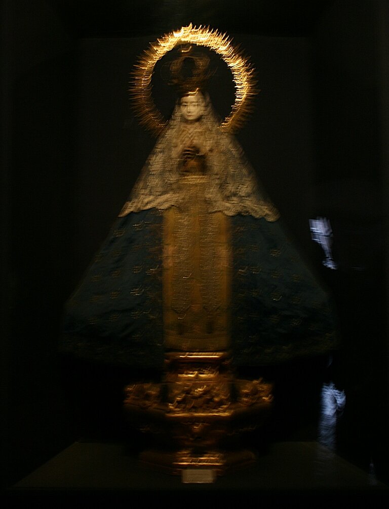 Кукла Богоматерь Пресвятая Богородица Лос Ремедиос  на золотой подставке. К сожалению в церкви было темно и фотография получилась не совсем резкая.
