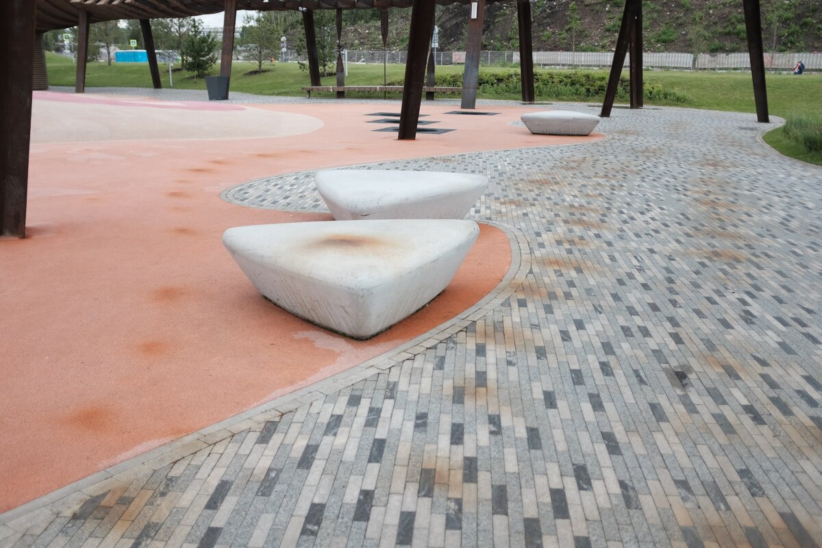 Парк Тюфелева роща в Москве. Ржавчина на дорожках и покрытиях детских площадок.