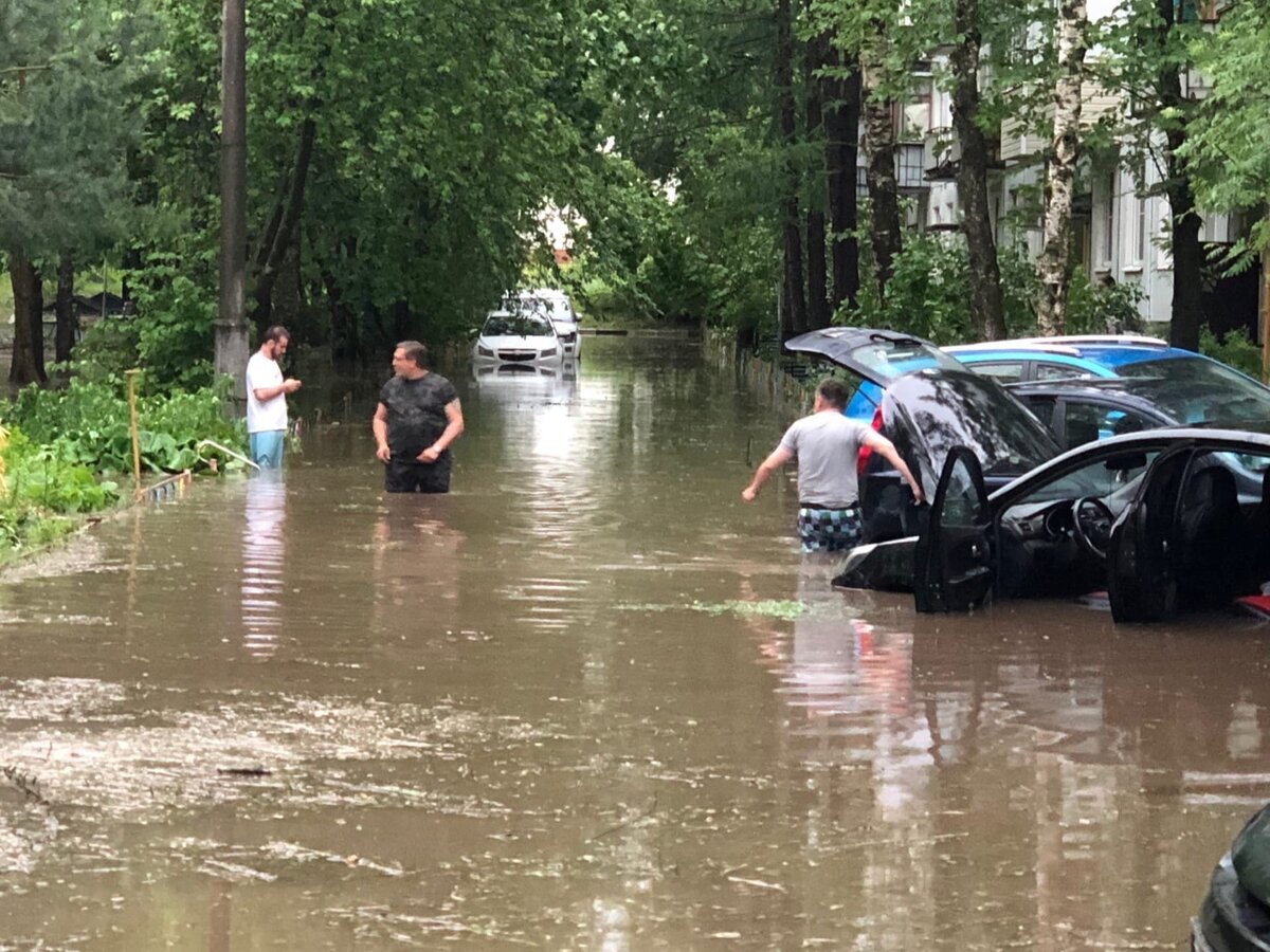 Водители по пояс в воде пытались хоть как-то спасти свои авто. Затопило некоторые районы Москвы и Подмосковья.