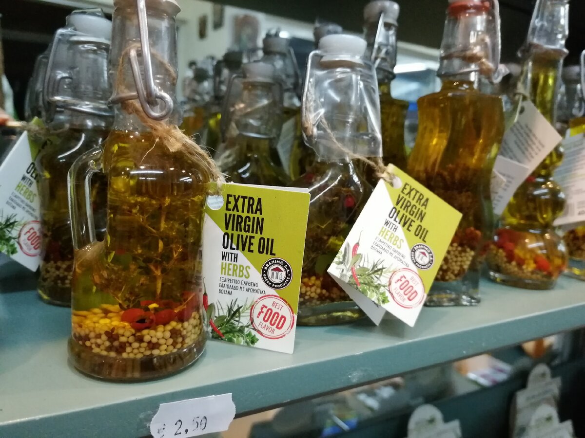 Сувенирное оливковое масло в магазине Ой-Да (Сталида, Крит). Фото Светы Давыдовой