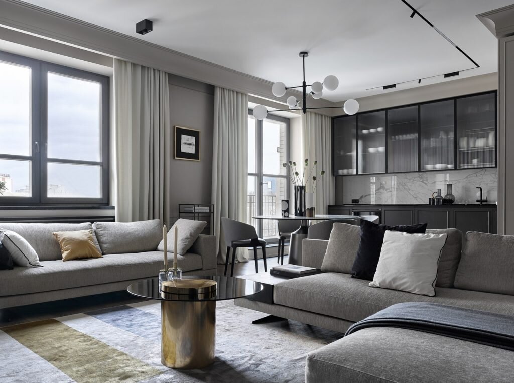 Квартира поделена на две большие зоны — общественную с просторной кухней-гостиной и приватную, где расположились взрослая и детская спальни.