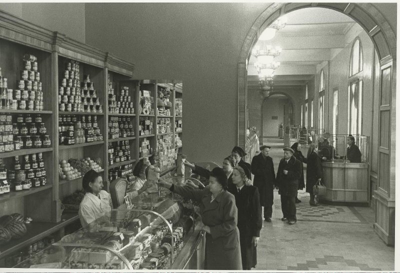 В гастрономе 1936г. Интересно, что это за консервы на полках?