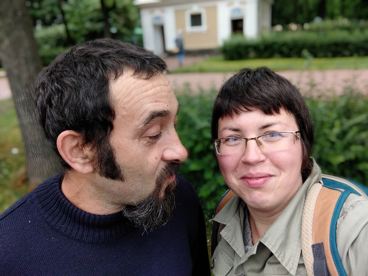 Это мы с Коробком. Пытаемся сделать приличное селфи в сквере у Никольского собора, но как всегда скатываемся в дурачину, и ничего не получается. 