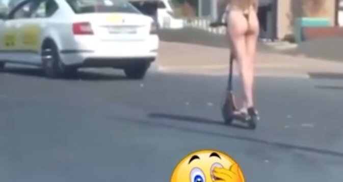 Девушка на самокате и почти без одежды, равнодушных нет, скрин с видео